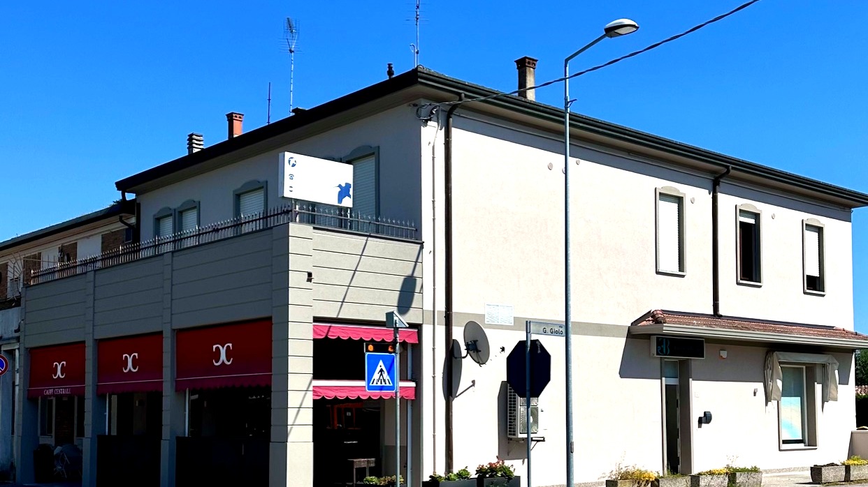 Facciata moderna degli Alloggi Centrale nel centro di Porto Tolle, la porta del Delta del Po