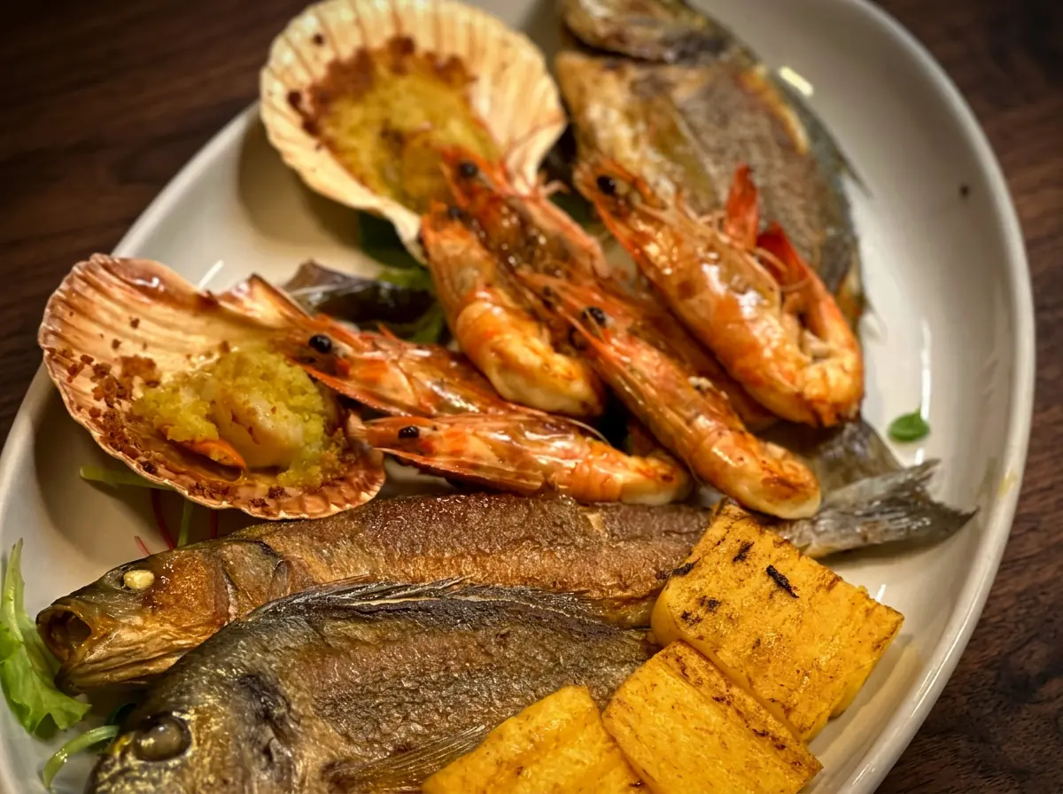 Grigliata per due persone del RistòItalia con orate, gamberi, capesante gratinate e polenta grigliata
