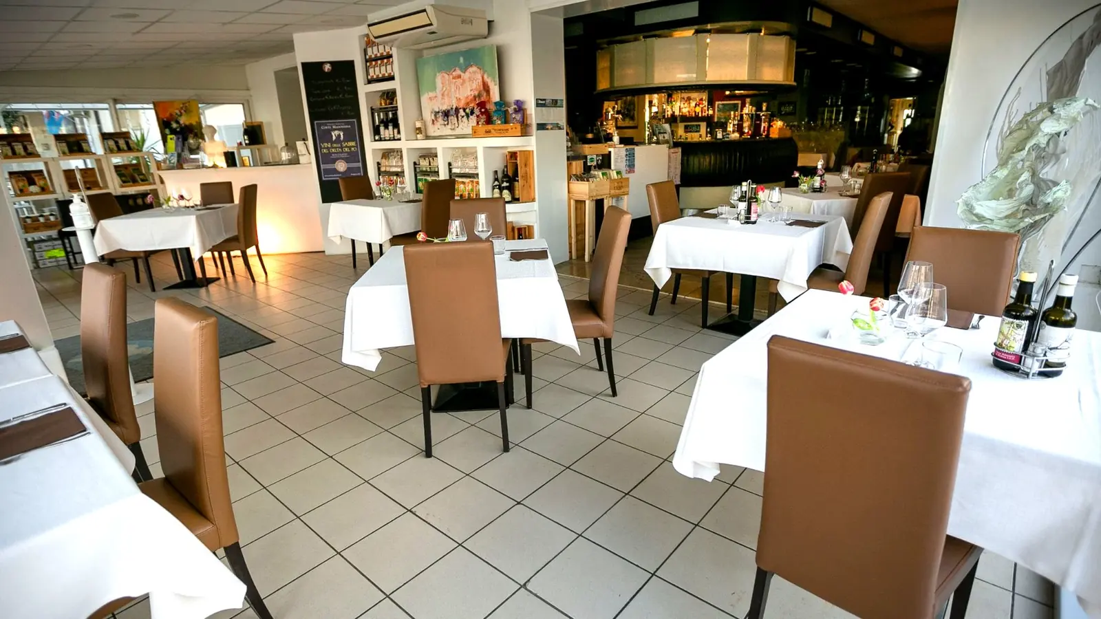 Sala del ristorante RistòItalia apparecchiata con piatti di pesce del Delta del Po