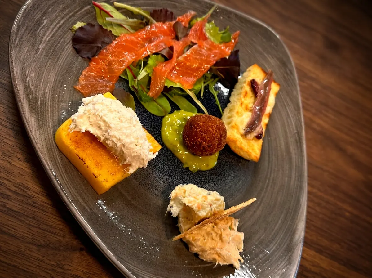 Il Cicchetto del RistòItalia: salmone marinato, polenta con baccalà mantecato, crocchetta, crostino con alice e tartare di pesce
