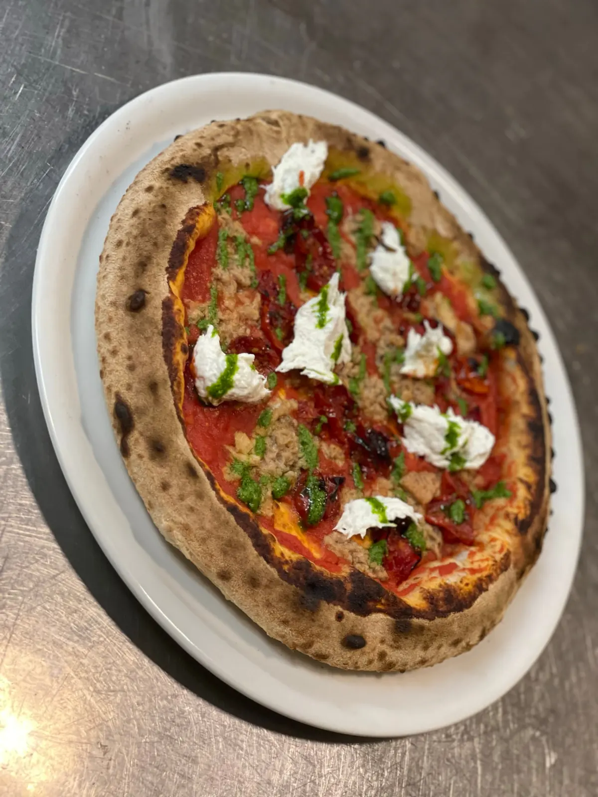 Pizza Back-e-ton del RistòItalia con tonno sott'olio, baccalà, pomodorini confit e salsa al basilico