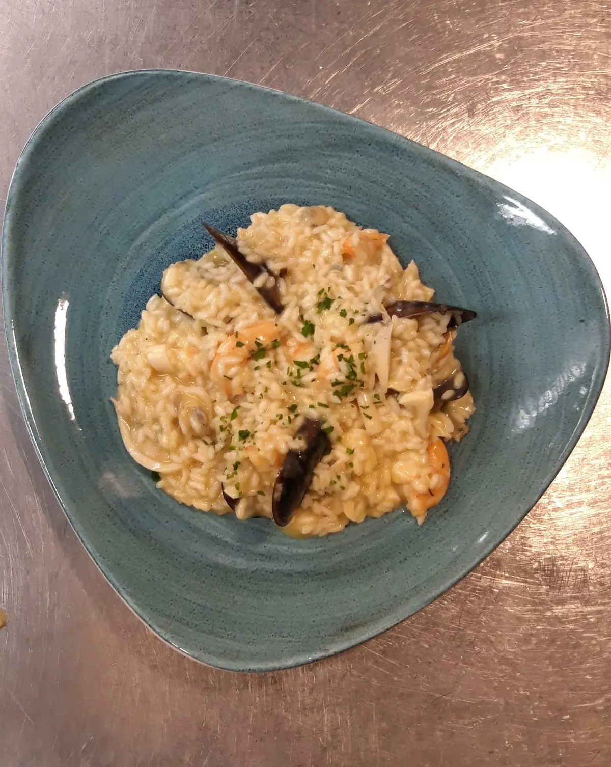 Risotto alla Pescatora del RistòItalia con riso Carnaroli, polpa di pesce, mitili e crostacei