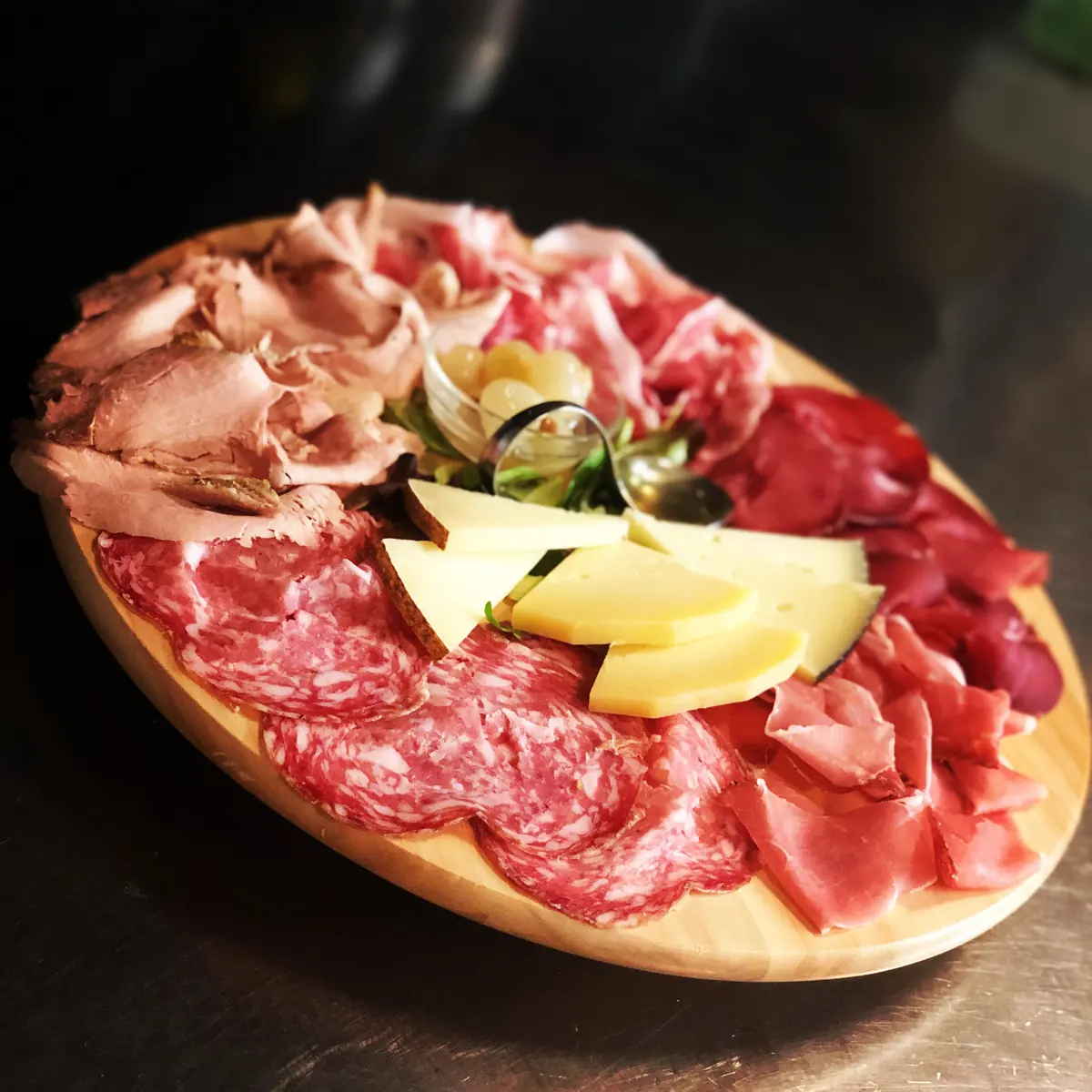 Il Tagliere della Casa del RistòItalia: selezione di salumi misti, formaggi del pastore e focaccia calda
