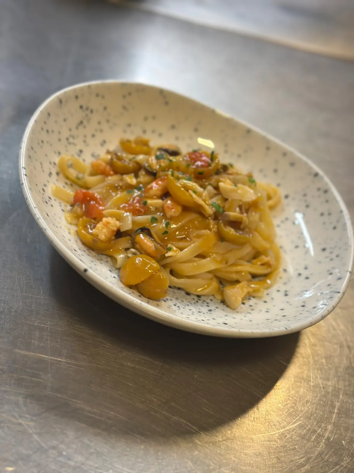 Troccoli del Delta del RistòItalia: pasta fresca con cozze, vongole, bibarase, crostacei e pomodorini dell'orto